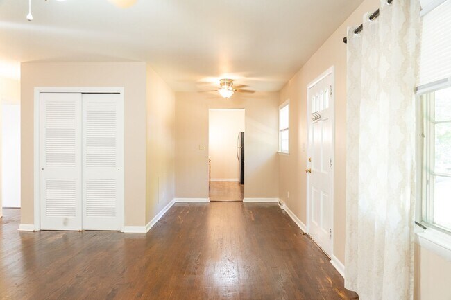 Building Photo - 114 Stratford Ct