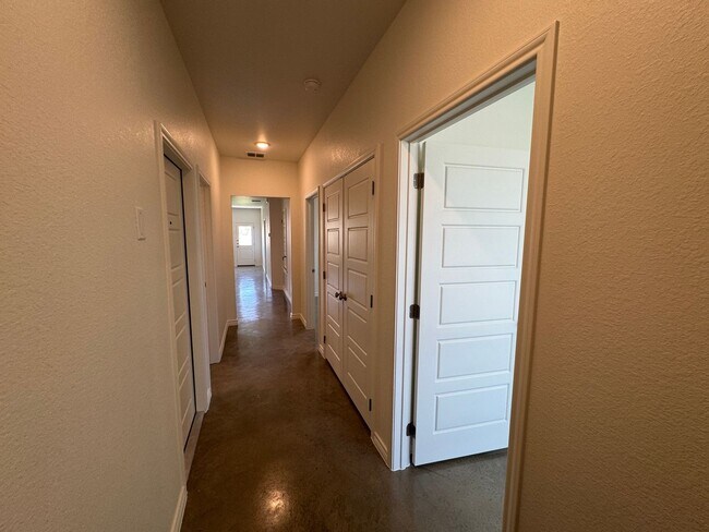 Building Photo - 636 Pacific Crest Trl