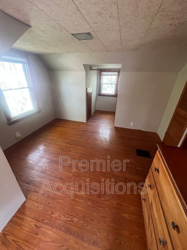 Building Photo - 126 E 3rd St