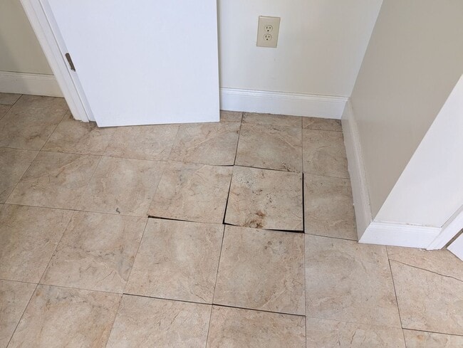 Building Photo - eks4821