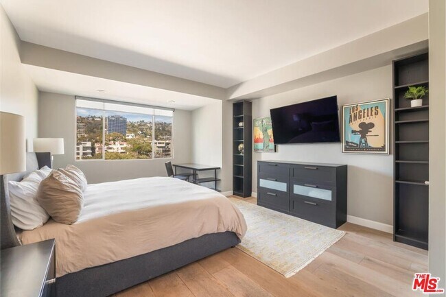 Building Photo - 818 N Doheny Dr