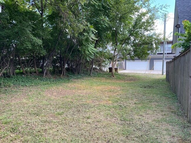 Building Photo - Germantown / Salemtown House for Rent!  2 Beds w/ extra rooms  + 2 full baths!