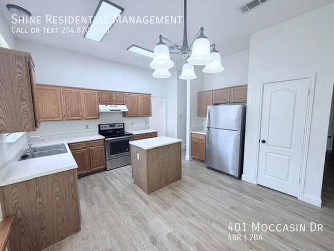 Building Photo - 401 Moccasin Dr