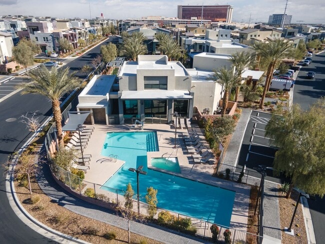 Building Photo - Luxury Summerlin townhome in resort style gated community