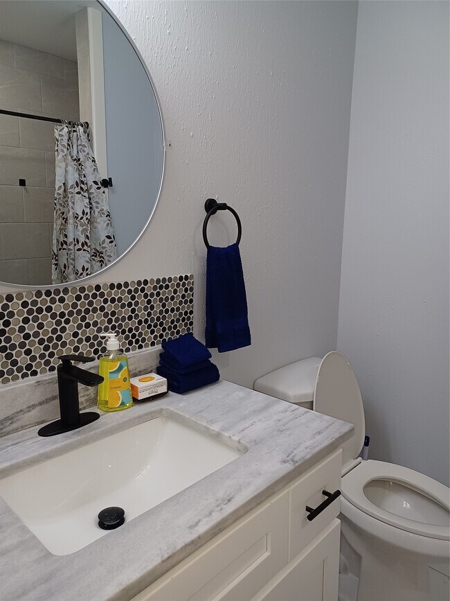 Building Photo - 5815 Schevers St