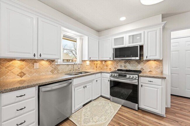 Building Photo - Updated Edmond 3BR Home – Walk to Orvis Risner Elementary – Easy OKC Commute