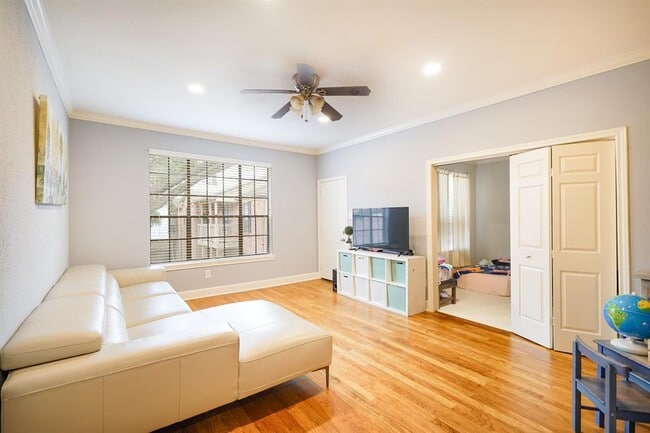 Building Photo - 2255 Braeswood Park Dr