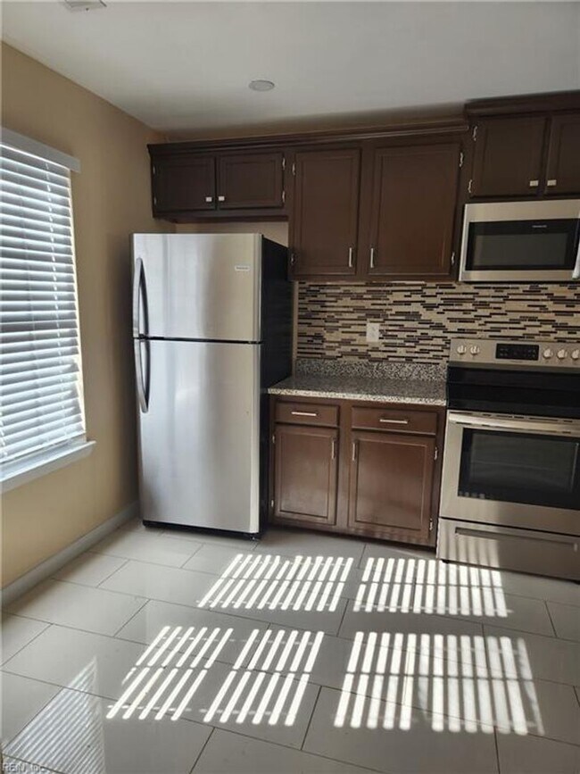 Building Photo - Newly Renovated Condo in Salem