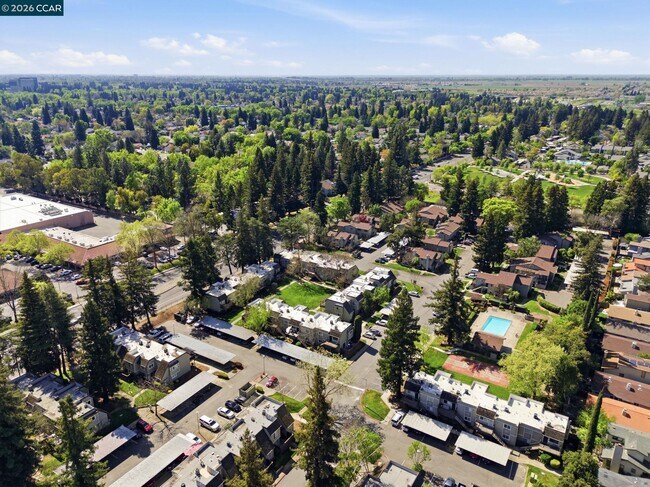 Building Photo - 102 Luna Grande Cir