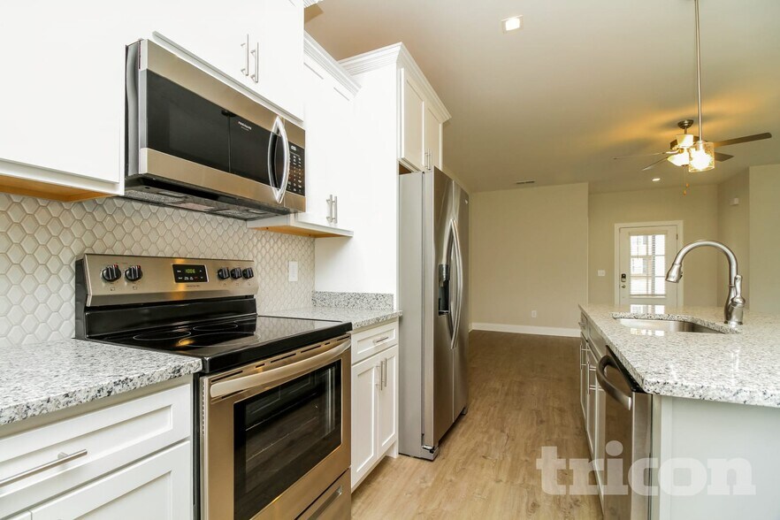 Building Photo - 121 Dimaggio Dr