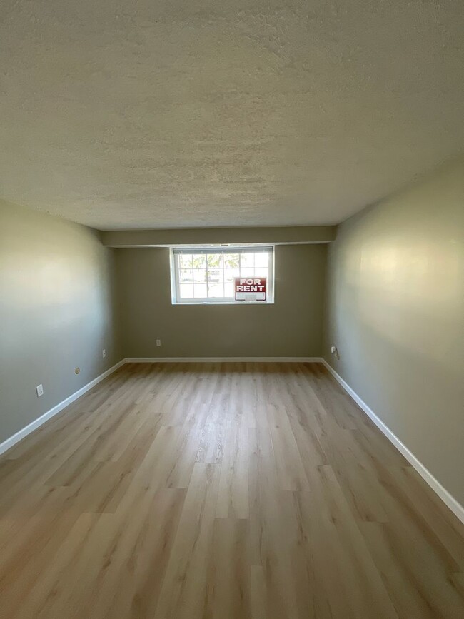 Building Photo - Main floor 2 bed 1 bath updated condo in C...