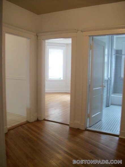 Building Photo - 137 Park Dr