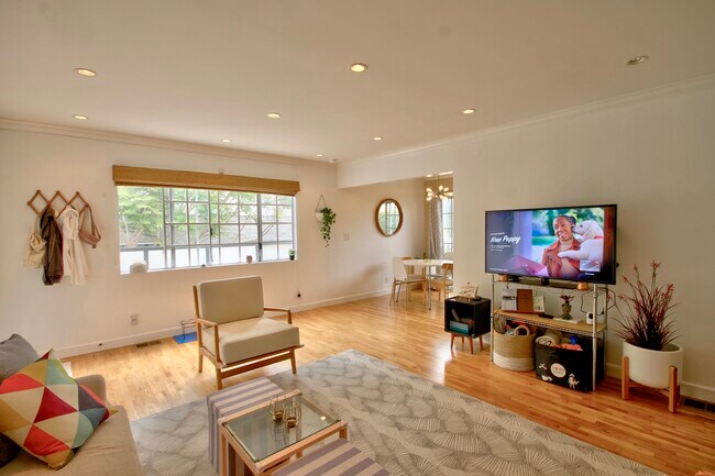 Building Photo - 631 Pacific St