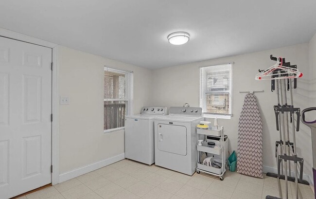 Building Photo - Beautiful 2 Bedroom Home on Verbeke St