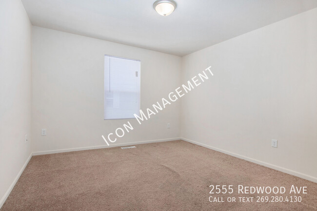 Building Photo - 2555 Redwood Ave