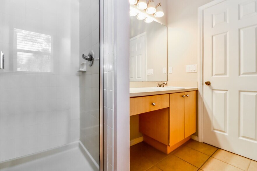 Building Photo - 11921 Autumn Creek Dr