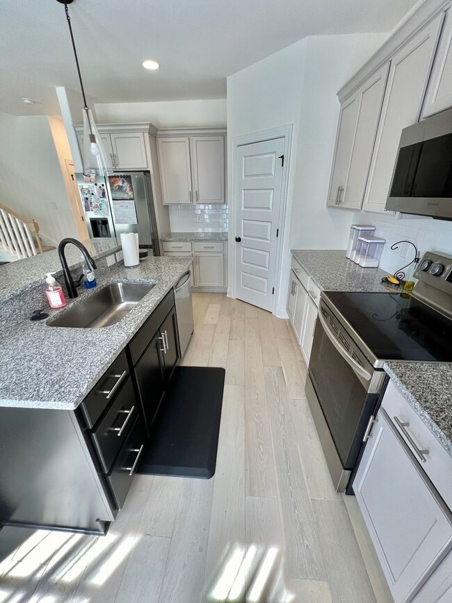 Building Photo - 3 Bed, 2.5 Bath Townhome w/ 1 Car Garage
