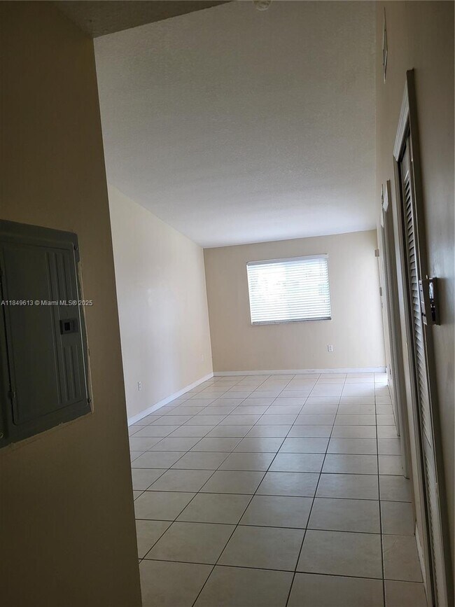 Building Photo - 1250 SE 28th Ct