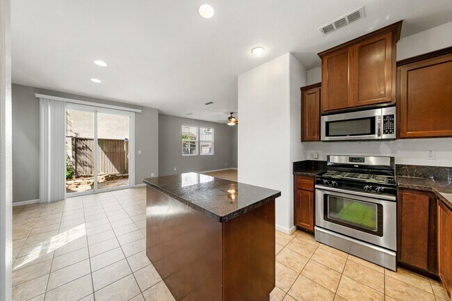 Building Photo - NICE TWO STORY TOWNHOME IN NATOMAS!