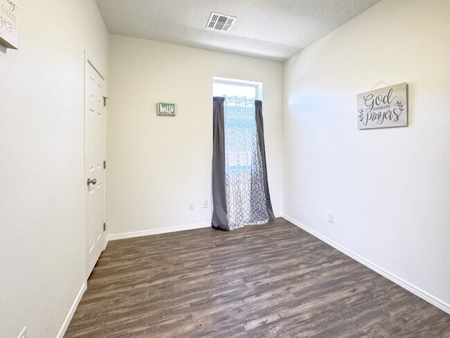 Building Photo - Almost new home in Mountain Hawk area of Northern Rio Rancho.
