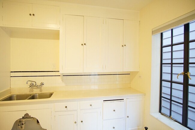 Building Photo - Paris on Mississippi! Fabulous 1Bdr Ready Soon with $500 Special!