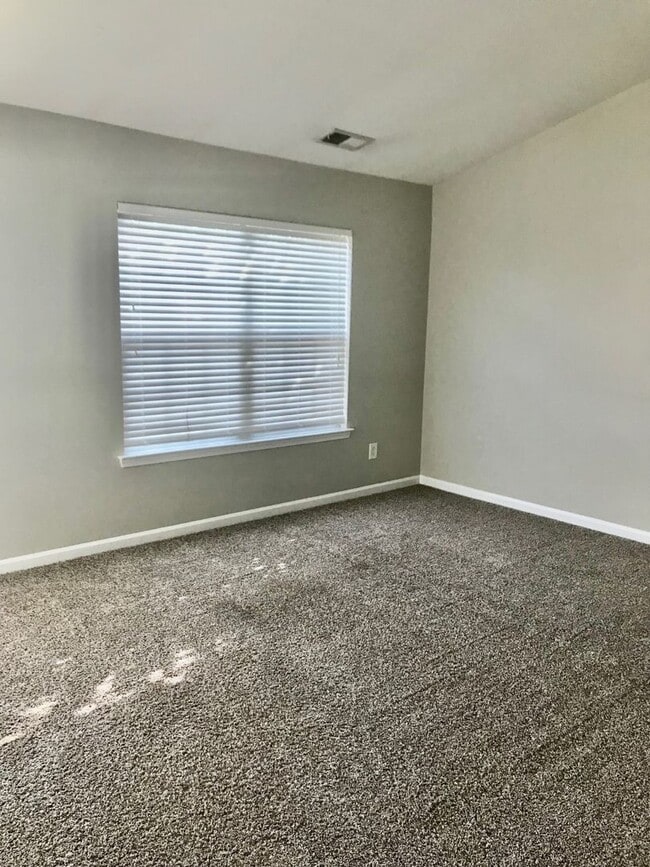 Building Photo - Come view this beautiful 2 Bedroom, 2.5 Bath townhome, located in the Olde Whitehall