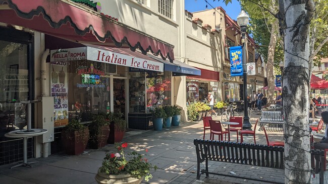 Vibrant Sunnyvale downtown is 7 min walk, 2 min drive - 999 W Evelyn Ter