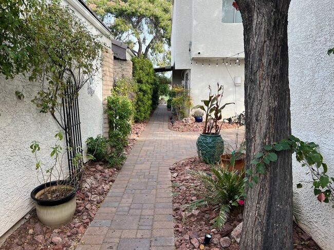 Building Photo - Furnished LVCC Beauty