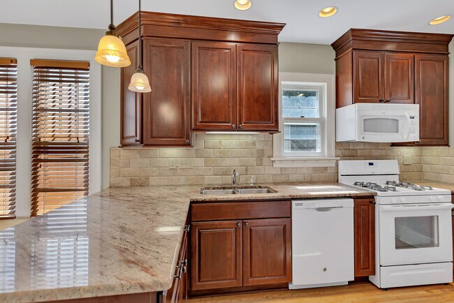 Granite Countertops - 1015 18th Ave SE