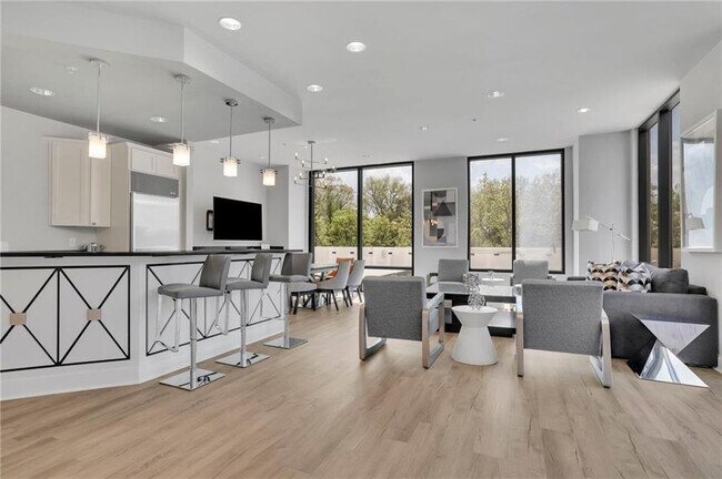 Building Photo - 2828 Peachtree Rd NW