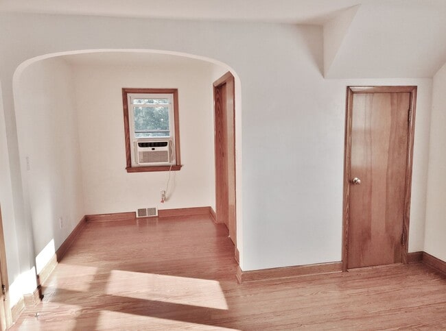 Building Photo - 4 Bed / 2 Bath Single Family Home