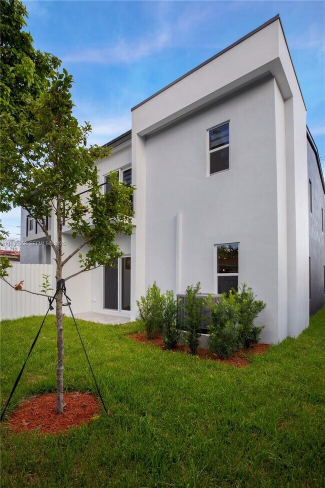 Building Photo - 3431 SW 16th Ter