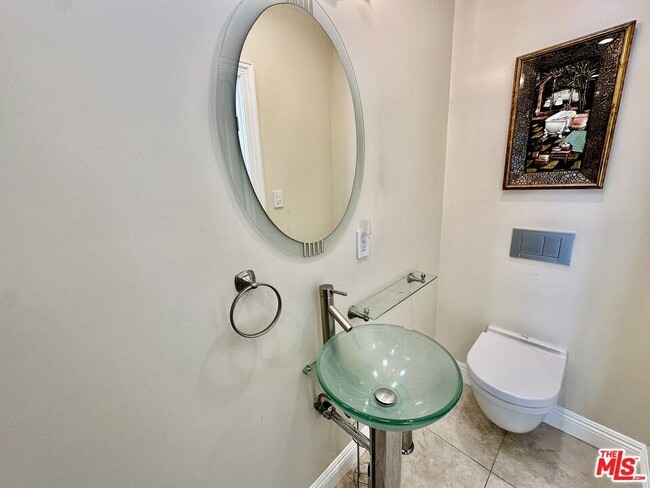 Building Photo - 128 S Swall Dr