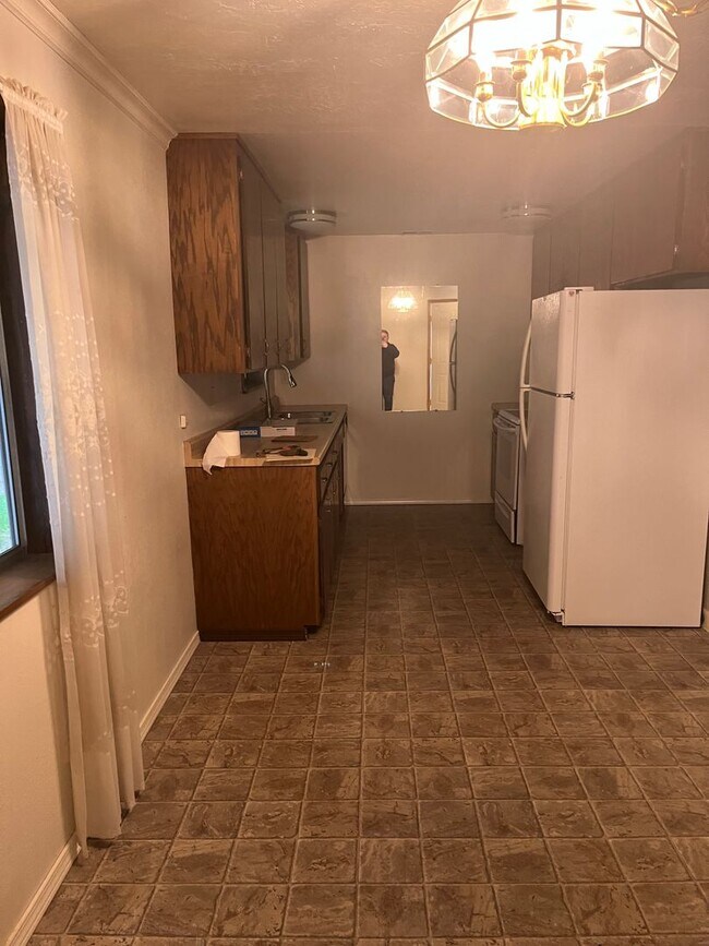 Building Photo - 3 bed / 2 bath house
