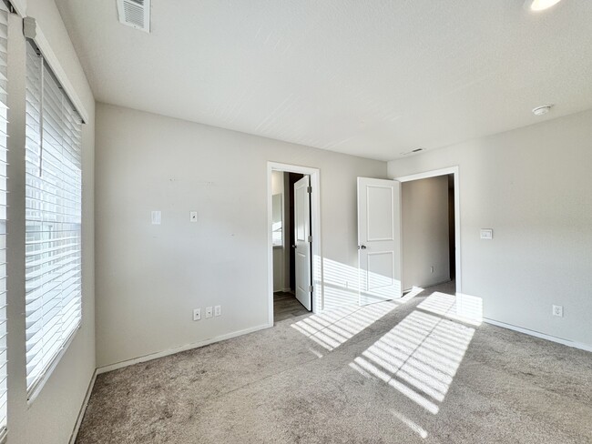 Building Photo - 914 N 18th Ave