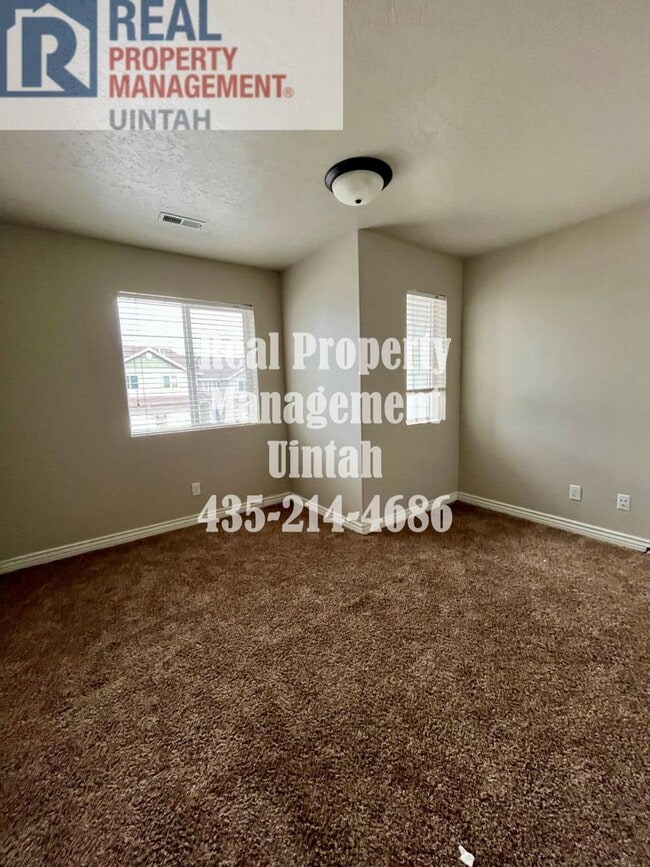 Building Photo - 3 bed 2.5 bath townhome in Fox Run