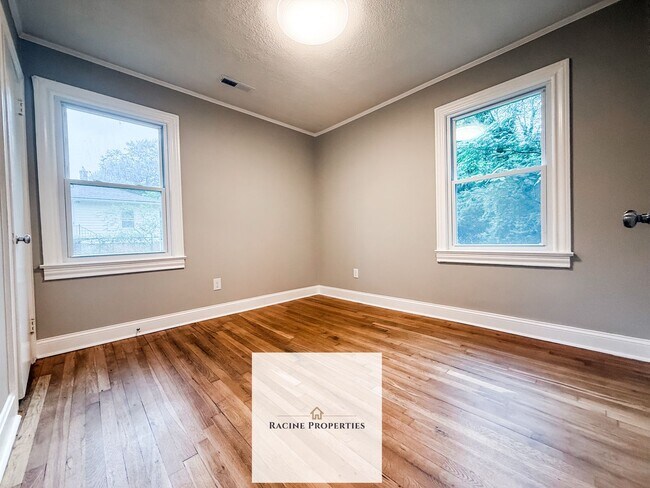 Building Photo - Your Dream Home Awaits! Fully Updated 3 Be...