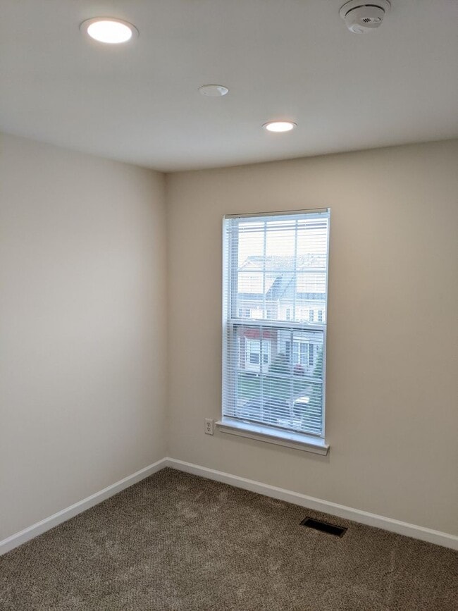 Building Photo - Completely Renovated Townhouse in convenie...