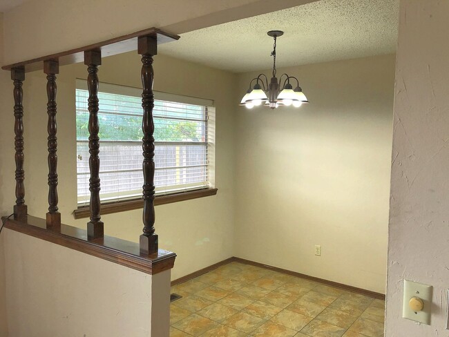 Building Photo - Great Location! Central Edmond!