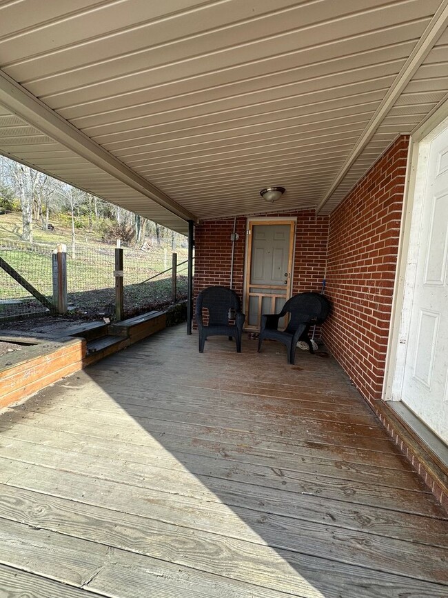 Building Photo - 3 Bdrm/1 Bath Brick Home  Kingsport TN