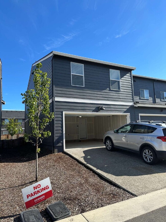 Building Photo - Newer Townhouse in Saddle Club Estates wit...