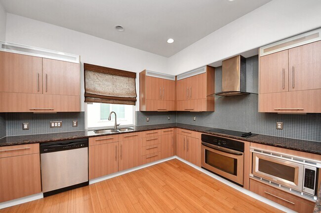 Building Photo - 1403 Delano St