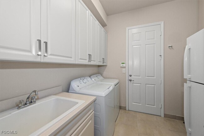 Building Photo - 10087 Chesapeake Bay Dr