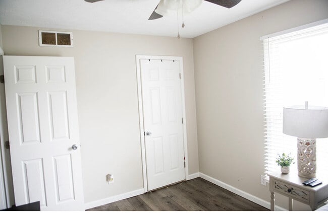 Building Photo - 1003 Ravenwood Dr