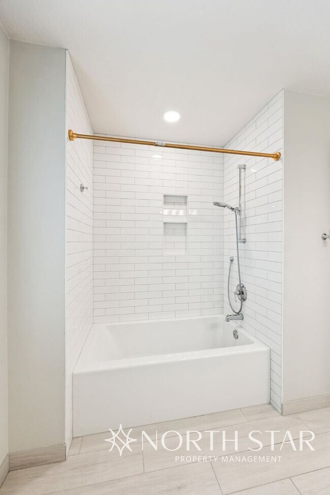 Building Photo - Beautiful Home Near Westlake Park