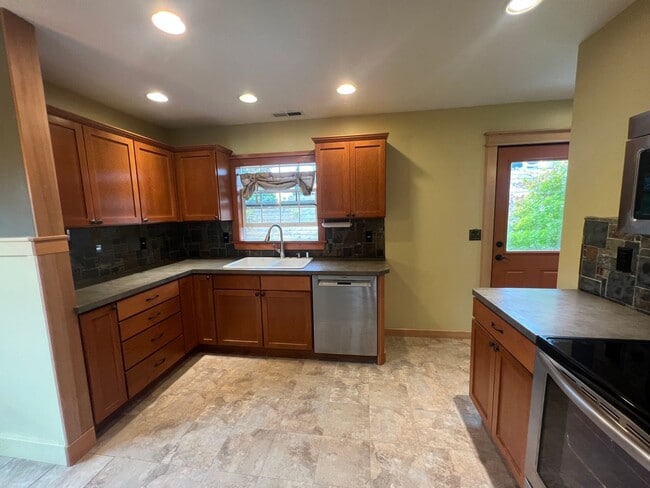 Building Photo - Cozy 2 Bedroom in Charming Everett Neighbo...