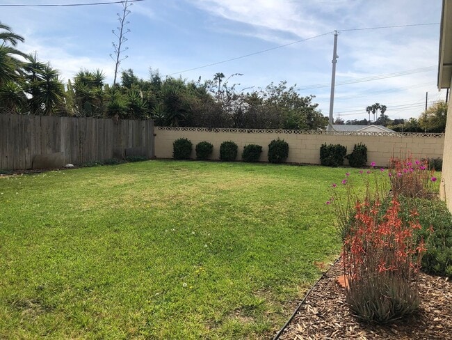 Building Photo - Central Ventura Home with Large Yard!
