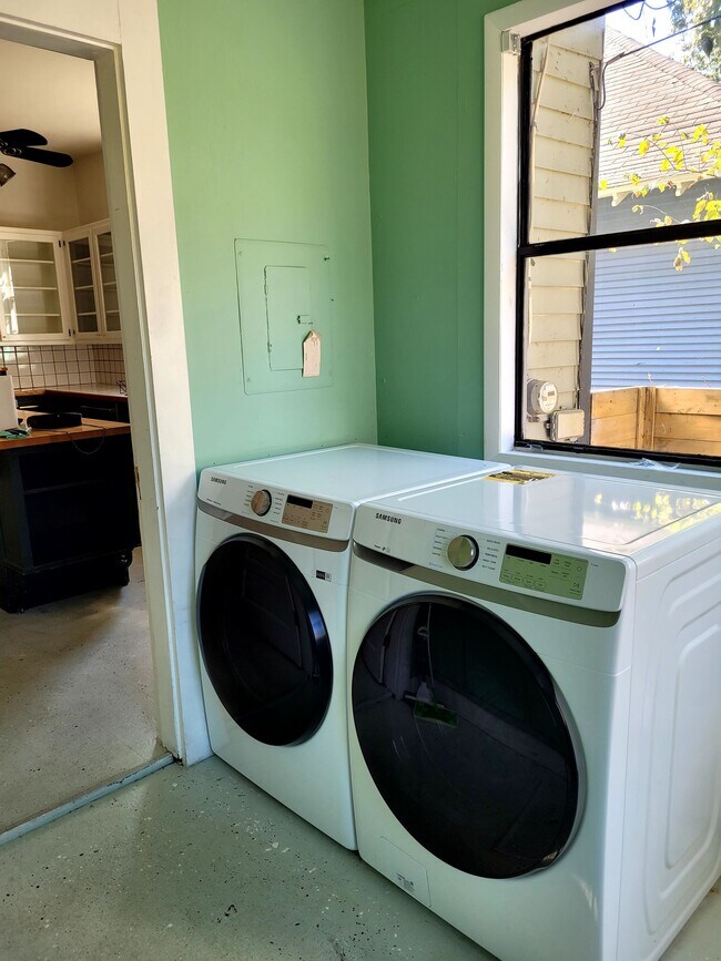 Building Photo - 1952 Court Ave