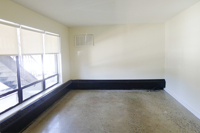 Building Photo - 1060 Van Dyke St