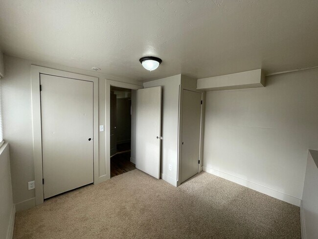 Building Photo - Spacious 6-Bedroom Magna Home with Fenced Yard
